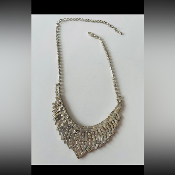 CLEAR RHINESTONE NECKLACE. - Picture 2 of 4